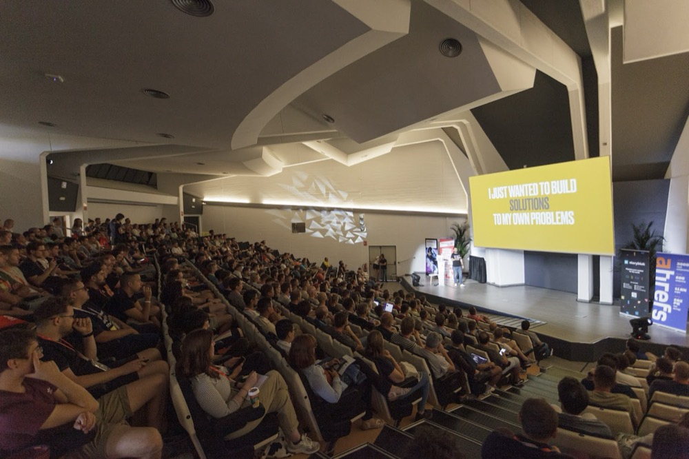 A full auditorium at the Palacio de Congresos