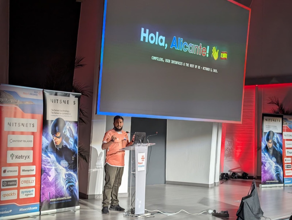 Matheus Albuquerque opening his talk with “Hola, Alicante!”, 2025