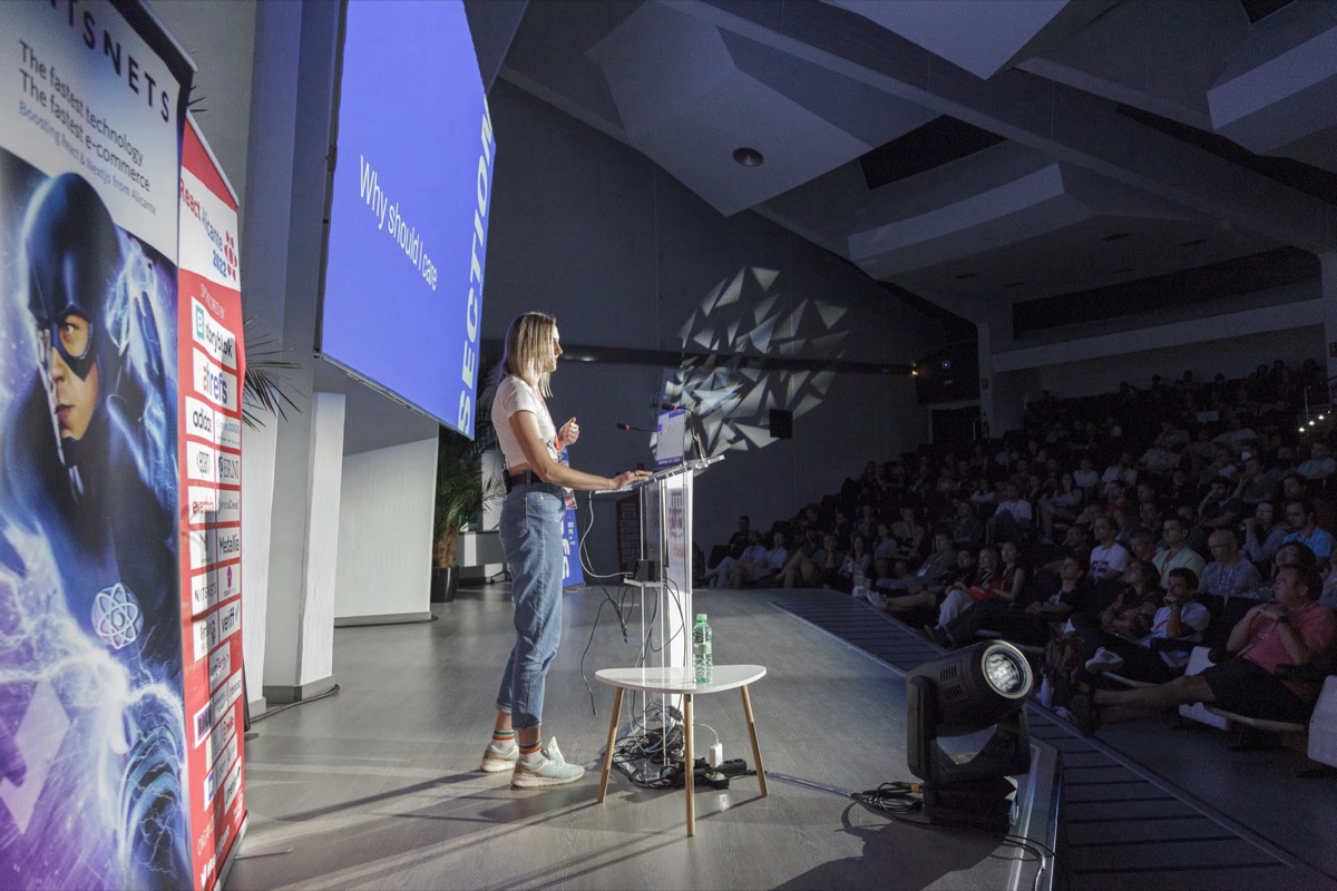 A speaker on stage at the Palacio de Congresos de Alicante