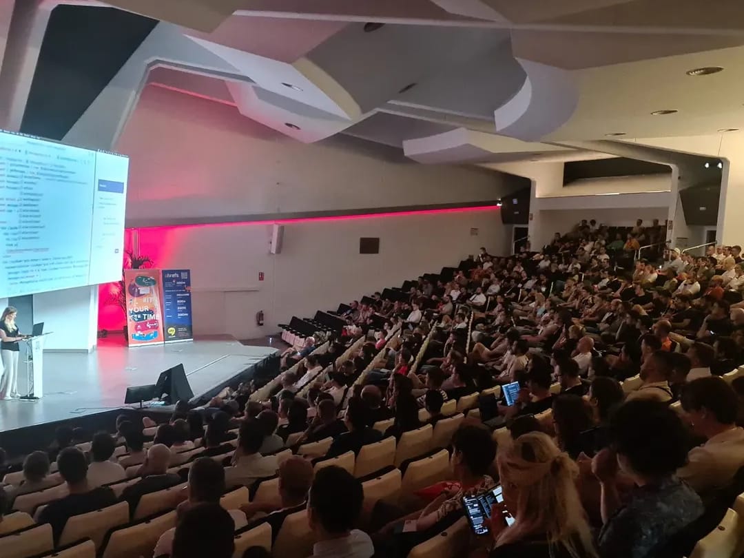 A packed auditorium during a talk at React Alicante 2024
